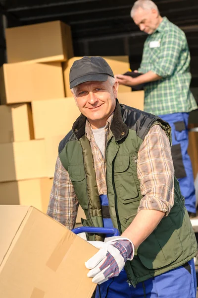 Servicio de entrega mover hombre caja de cartón — Foto de Stock