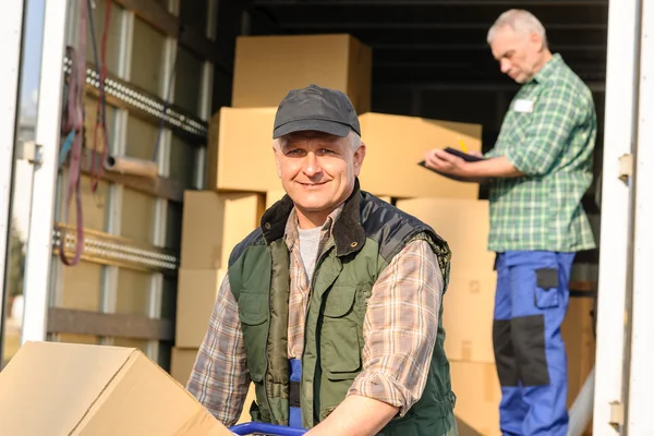 Serviço de entrega mover homem caixa de papelão — Fotografia de Stock