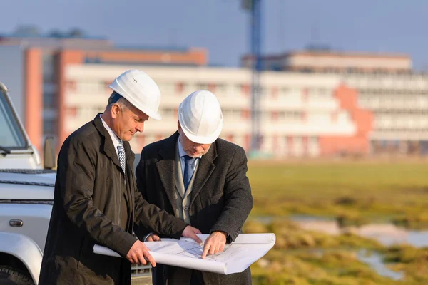 Два архитектора мужчина смотреть на план строительства — стоковое фото