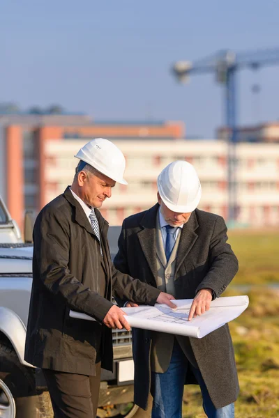 Due architetti uomo guarda piano di costruzione — Foto Stock
