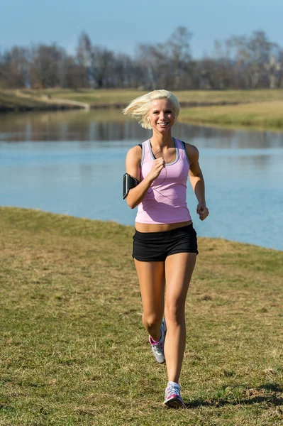 Jovem mulher correndo rio parque dia ensolarado — Fotografia de Stock
