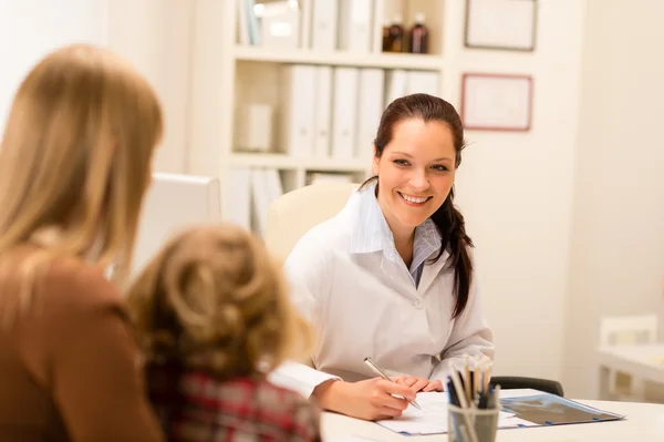 Mutter und Kind besuchen Kinderarztpraxis — Stockfoto