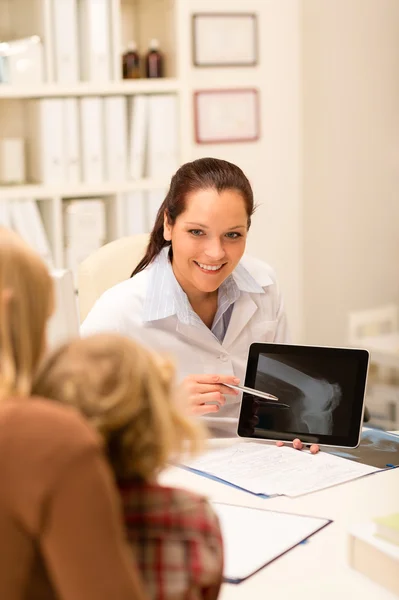 儿科医生女人 x 射线在平板电脑上显示 — 图库照片