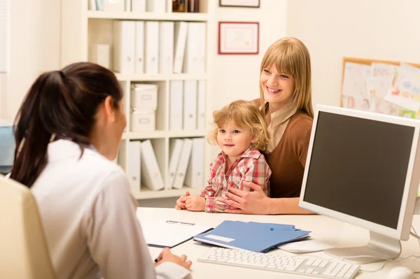 Pediatr konzultace matka s dcerou — Stock fotografie