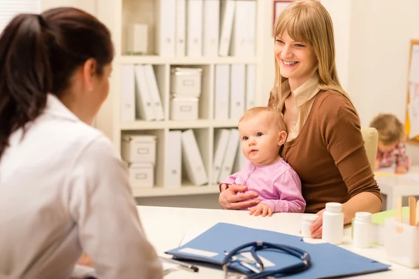 Mãe com bebê visita pediatra para check-up — Fotografia de Stock