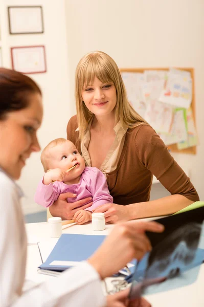 Al pediatra ufficio madre con bambino — Foto Stock