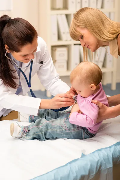 Педіатр оглядає дитину стетоскопом — стокове фото