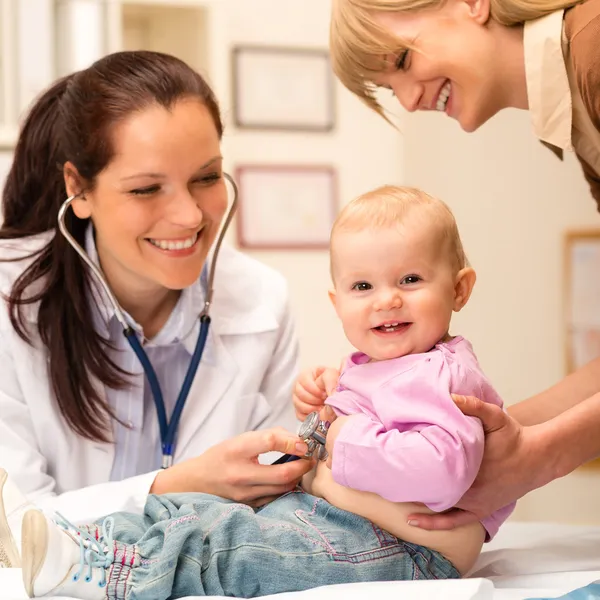 Педиатр осматривает ребенка стетоскопом — стоковое фото