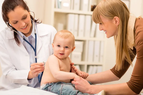 Barnläkare check-up baby flicka med stetoskop — Stockfoto