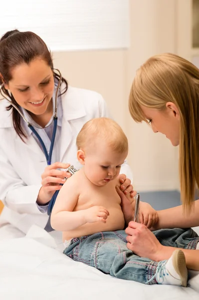 Pediatra check-up bebê com estetoscópio — Fotografia de Stock