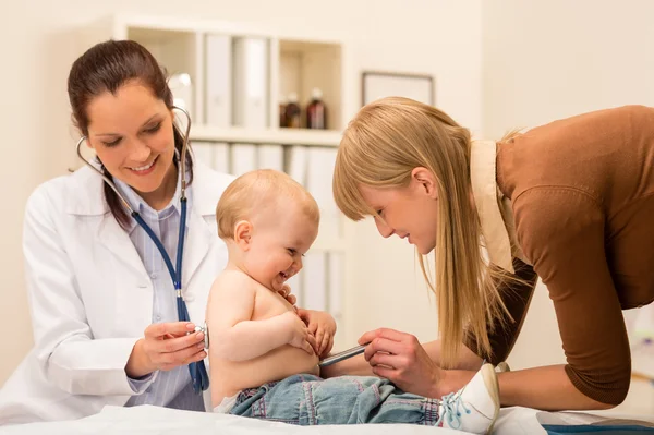 Pediatra check-up bebê com estetoscópio — Fotografia de Stock