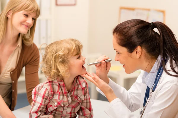 Pediatra examinar niño garganta mirada con luz — Foto de Stock