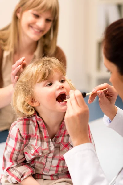 Pediatra examinar niño garganta mirada con luz —  Fotos de Stock