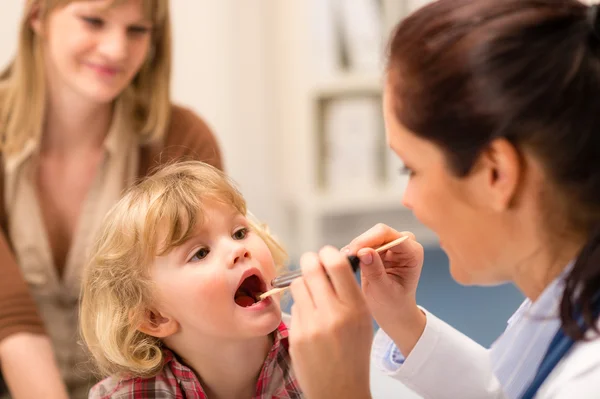 Pediatra examinar criança garganta olhar com luz — Fotografia de Stock