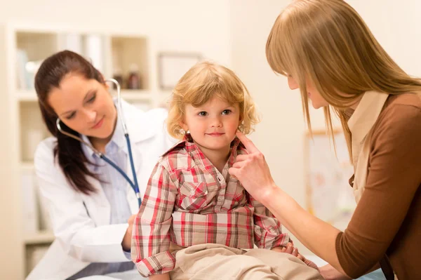 Pediatra examinar criança menina com estetoscópio — Fotografia de Stock