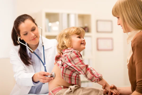 Pediatra examinar niña con estetoscopio —  Fotos de Stock
