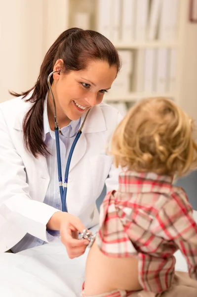 Pediatra examinar niña con estetoscopio —  Fotos de Stock