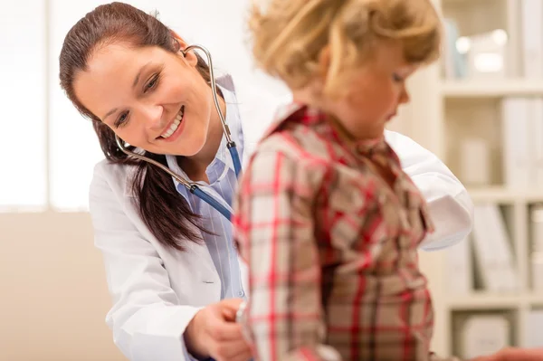Kinderarzt untersucht Mädchen mit Stethoskop — Stockfoto