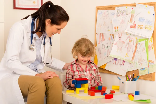 Wizyta w pediatra dziecko dziewczynka gra — Zdjęcie stockowe