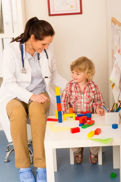 Visita ao pediatra menina brincando — Fotografia de Stock