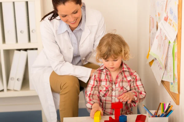 Wizyta w pediatra dziecko dziewczynka gra — Zdjęcie stockowe