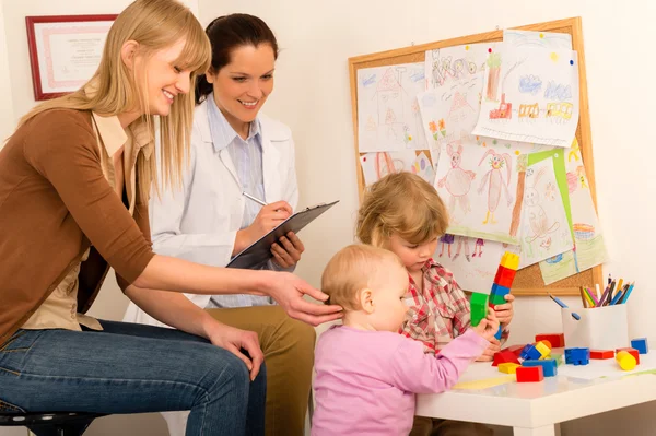 Pediatr žena pozorovat děti hrát aktivity — Stock fotografie
