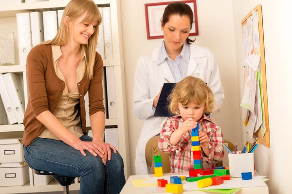 Pediatr matka dcera hraje na úřadu — Stock fotografie