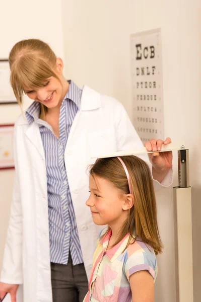 Kinderarzt misst Größe des kleinen Mädchens — Stockfoto