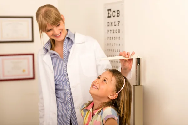 Barnläkare mått höjd liten flicka — Stockfoto