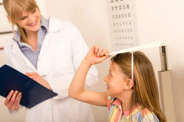 Pediatra medir a altura da menina — Fotografia de Stock