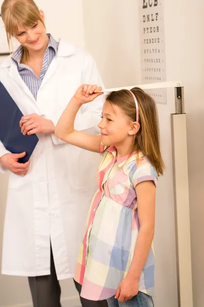 Küçük kız çocuk doktoru ölçmek yüksekliği — Stok fotoğraf