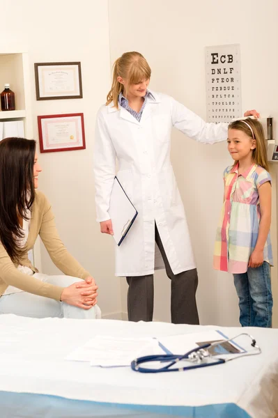 Lekarskich w pediatrist dziewczyna zmierzyć wysokość — Zdjęcie stockowe