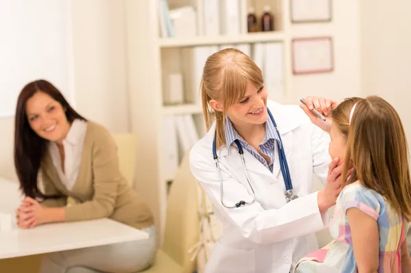 Barnläkare kontrollera ögat flicka på läkarmottagning — Stockfoto