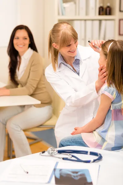 Pediatra kontroli oka dziewczyne na Wydział medyczny — Zdjęcie stockowe