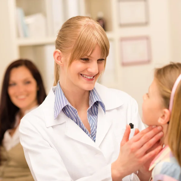 Kinderarzt untersucht Erkältungsvorbeugung bei Kindern — Stockfoto