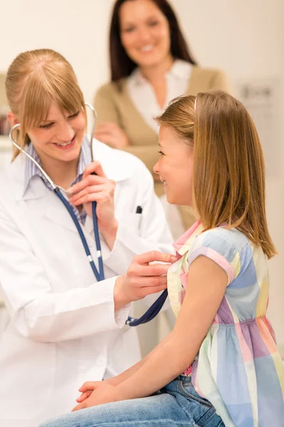 Barnläkare undersöka tjej bröst med stetoskop — Stockfoto