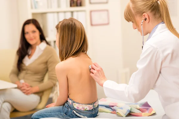 Pediatrician check child back with stethoscope — Stock Photo, Image