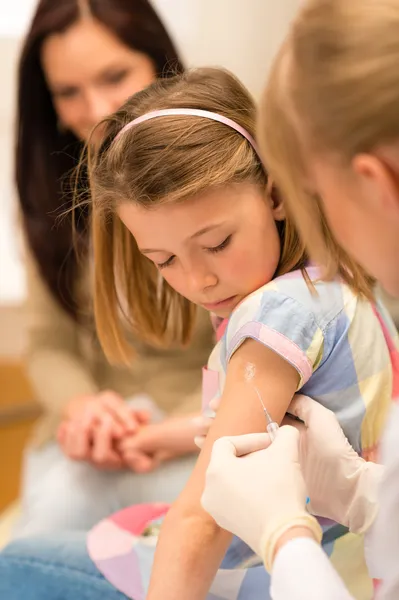 Дитяча вакцинація педіатр застосовує ін'єкції — стокове фото