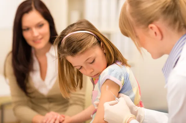 儿童疫苗接种儿科医生应用注射 — 图库照片
