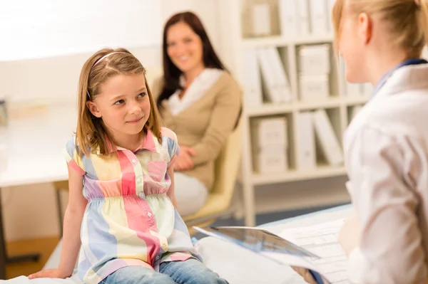Pediatra urząd dziewczyna patrząc na lekarza — Zdjęcie stockowe