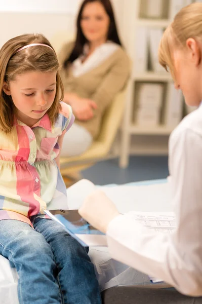 Παιδίατρος γραφείο κορίτσι κοιτάξουμε ιατρικό έγγραφο — Φωτογραφία Αρχείου
