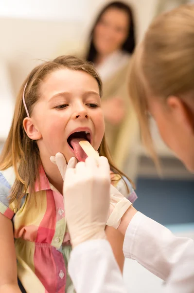 小児科医は女の子喉の舌を調べる — ストック写真