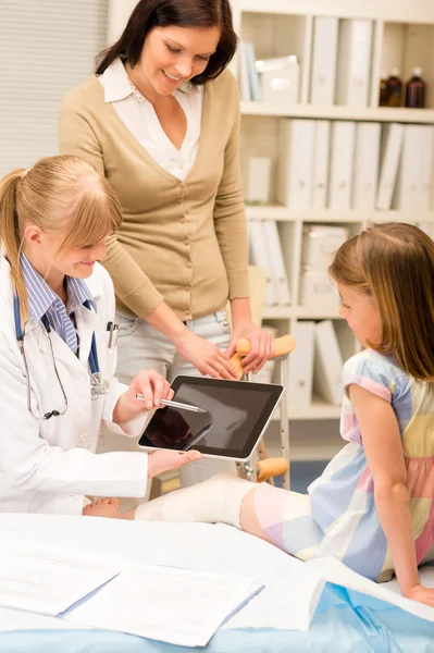 Kinderarzt zeigt auf Röntgen-Mädchen gebrochenes Bein — Stockfoto