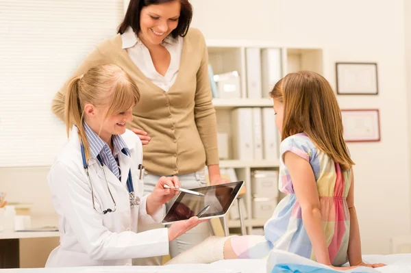 Punto pediatra en la niña de rayos X pierna rota —  Fotos de Stock