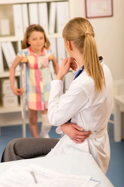 En el pediatra niña con muletas — Foto de Stock