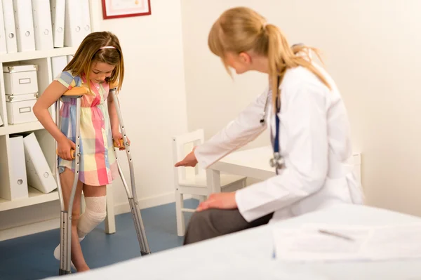 小児科医に松葉杖を持つ少女 — ストック写真