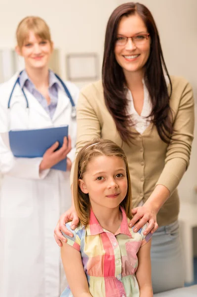 Tochter und Mutter beim Kinderarzt — Stockfoto