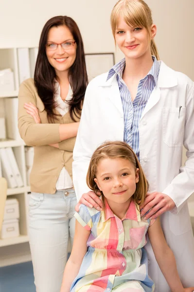 Bambina all'ufficio pediatrico con madre — Foto Stock