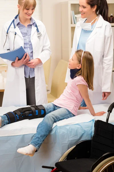Педиатр осматривает девочку со сломанной ногой — стоковое фото