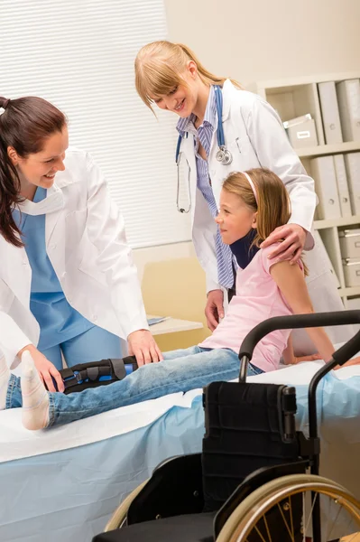 Pediatra examinando menina perna quebrada — Fotografia de Stock